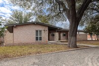 16 Larkwood Ln in Del Rio, TX - Foto de edificio - Building Photo