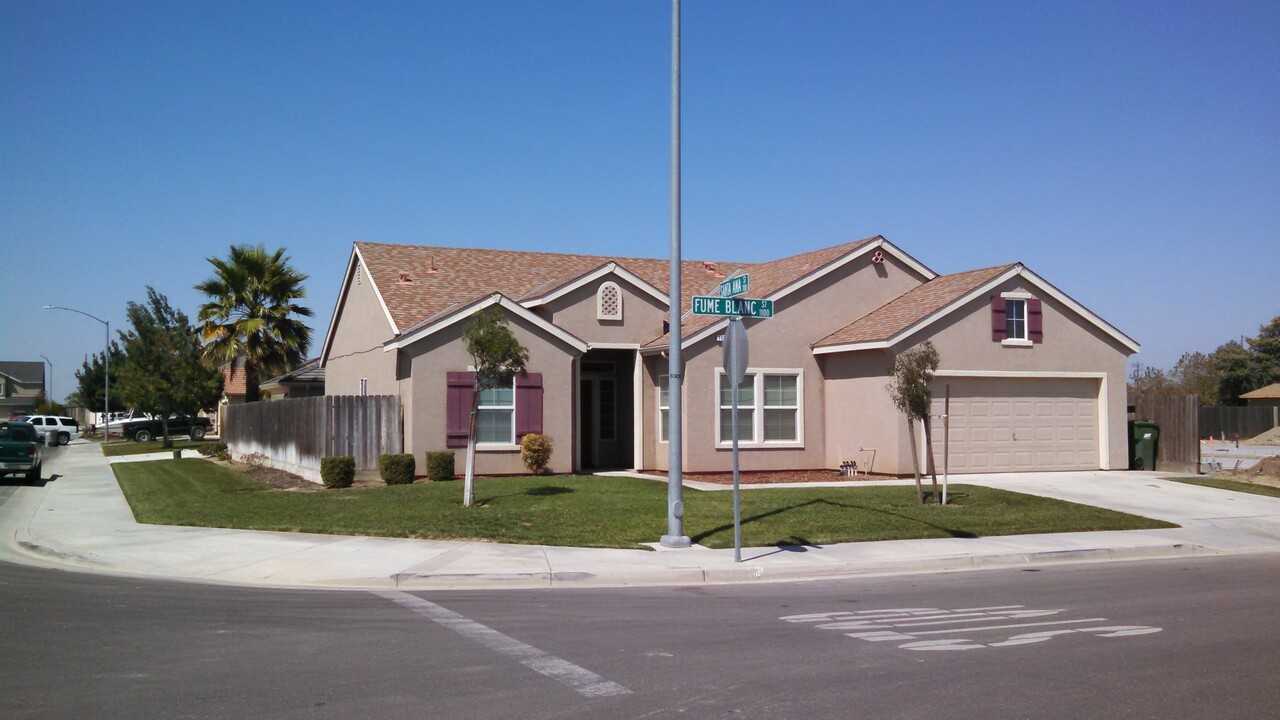 1122 Fume Blanc St in Los Banos, CA - Building Photo