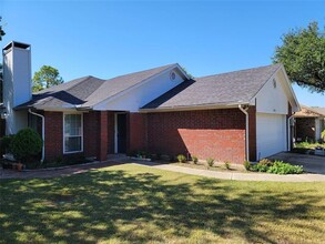 2812 Country Villa Cir in Carrollton, TX - Building Photo - Building Photo