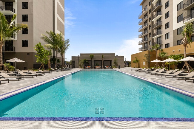 Metro Parc in Hialeah, FL - Foto de edificio - Building Photo