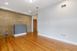 2011 W Jarvis Ave in Chicago, IL - Building Photo - Building Photo