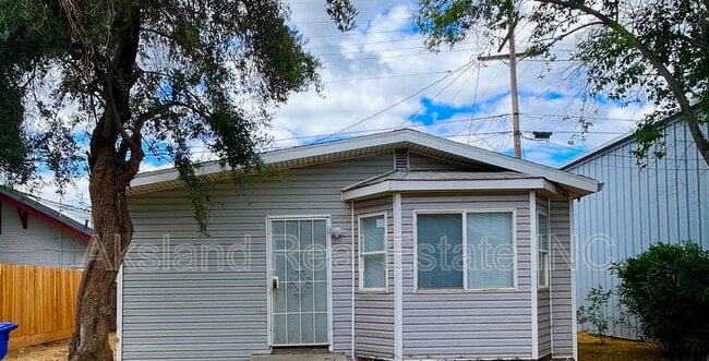 539 W Yosemite Ave in Manteca, CA - Building Photo - Building Photo