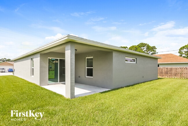 1073 SW Bianca Ave in Port St. Lucie, FL - Building Photo - Building Photo