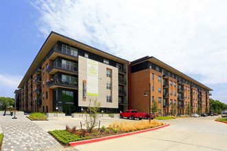 Los Altos Trinity Green in Dallas, TX - Building Photo - Building Photo