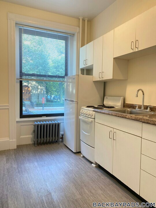 504 Beacon St in Boston, MA - Building Photo