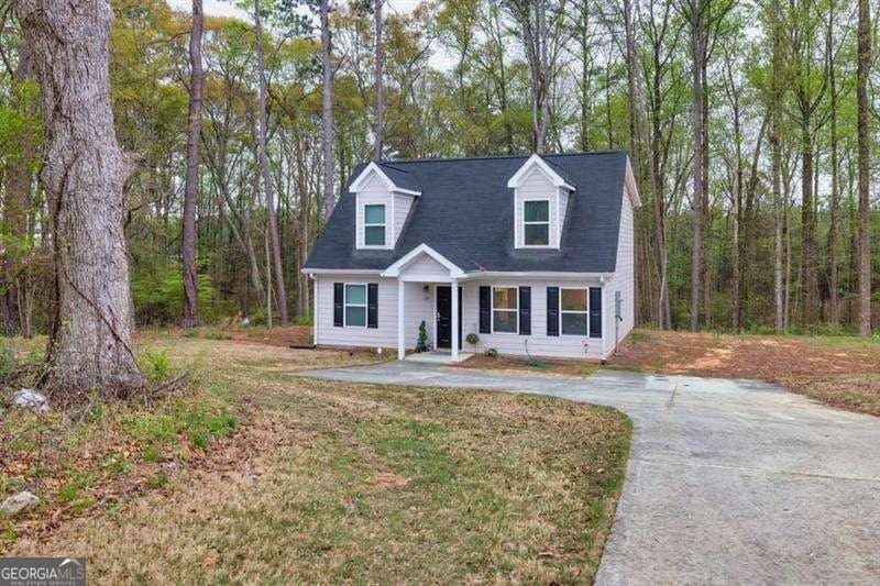 214 Walton St in Loganville, GA - Foto de edificio