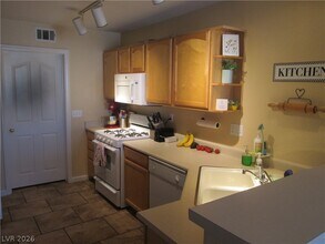 221 Luninborg St in Henderson, NV - Building Photo - Building Photo