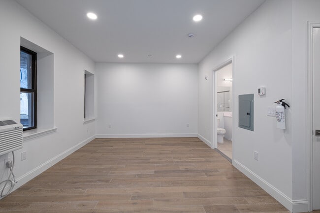 186 Market St in Newark, NJ - Building Photo - Interior Photo