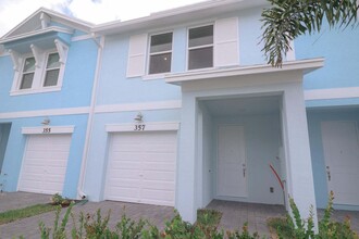 357 SE Sea Hunt Way in Stuart, FL - Building Photo - Building Photo