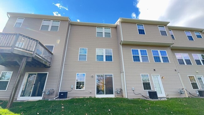 2102 E Oak Rd in Vineland, NJ - Building Photo - Building Photo