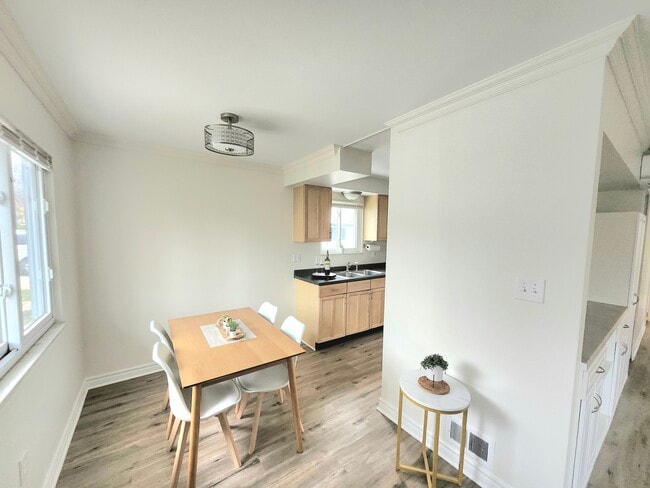 2189 Ridgemont Rd in Grosse Pointe Woods, MI - Foto de edificio - Building Photo