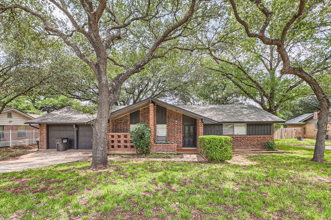 6614 Madeleine Dr in San Antonio, TX - Building Photo