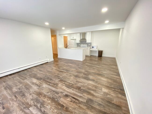 7425 Brookdale Dr, Unit 108 in Darien, IL - Foto de edificio - Building Photo