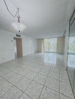 8411 NW 8th St in Miami, FL - Building Photo