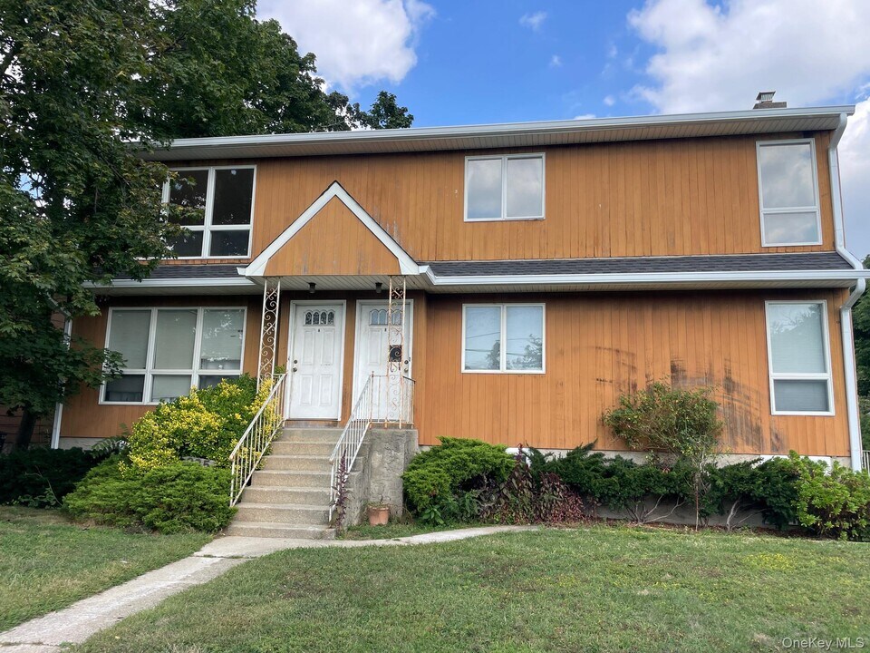 935 Merrick Rd in Baldwin, NY - Building Photo
