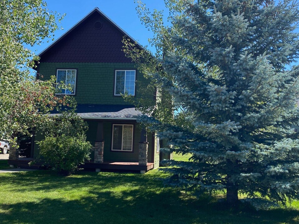 823 Eagles Rest Dr in Driggs, ID - Building Photo