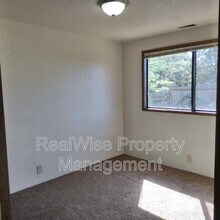 1896 NE Todd St in Roseburg, OR - Foto de edificio - Building Photo