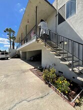 5712 Stockdale Hwy in Bakersfield, CA - Foto de edificio - Building Photo