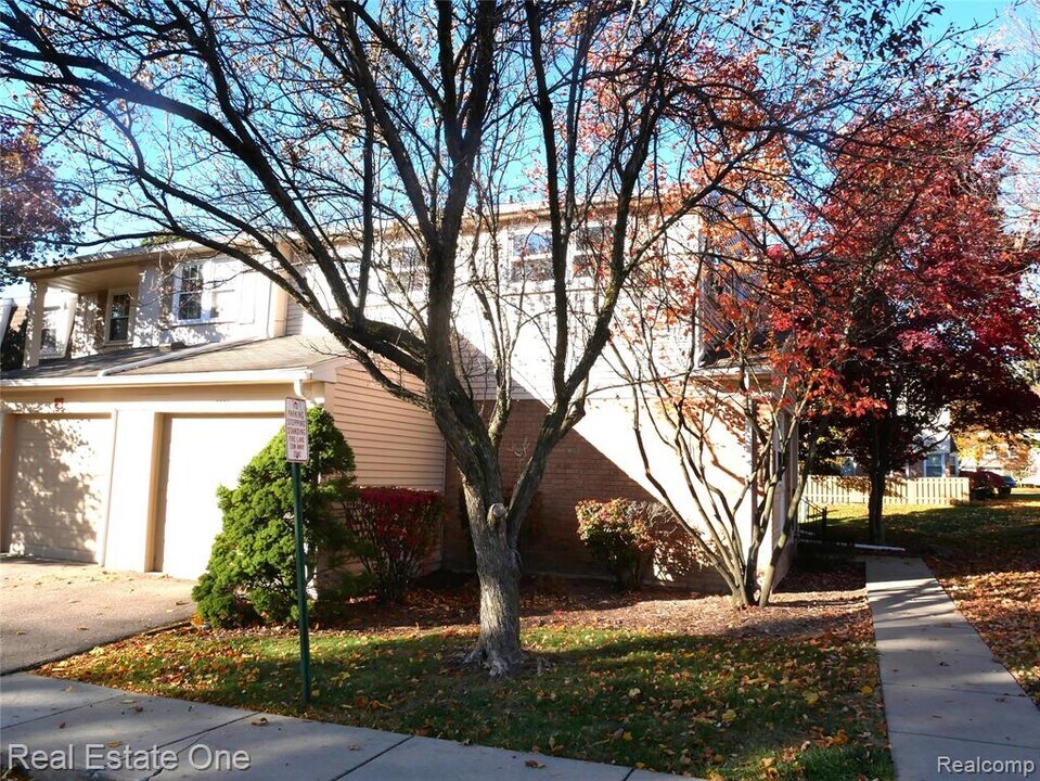 5082 Buckingham Pl Dr in Troy, MI - Building Photo