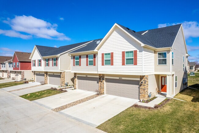 Glenstone Meadows Townhomes in Grimes, IA - Building Photo - Building Photo
