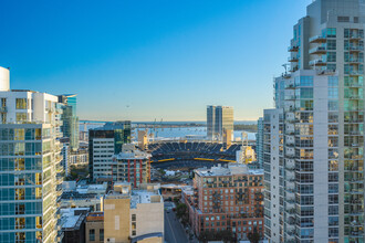 Radian in San Diego, CA - Foto de edificio - Building Photo