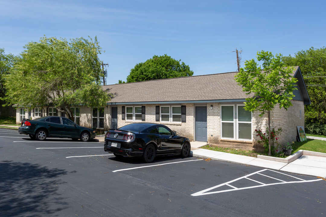 201 Meadow Ln in Pflugerville, TX - Building Photo