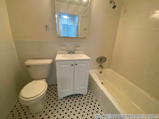 16 Whites Ave, Unit 27 in Watertown, MA - Foto de edificio - Building Photo