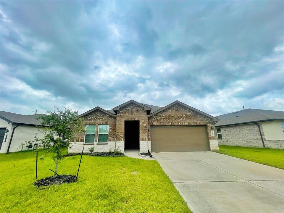 8015 Black Forest Ln in Arcola, TX - Building Photo