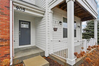 905 Times Square Dr in Aurora, IL - Building Photo - Building Photo