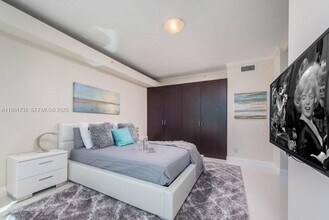 300 South Pointe Dr in Miami Beach, FL - Building Photo - Building Photo