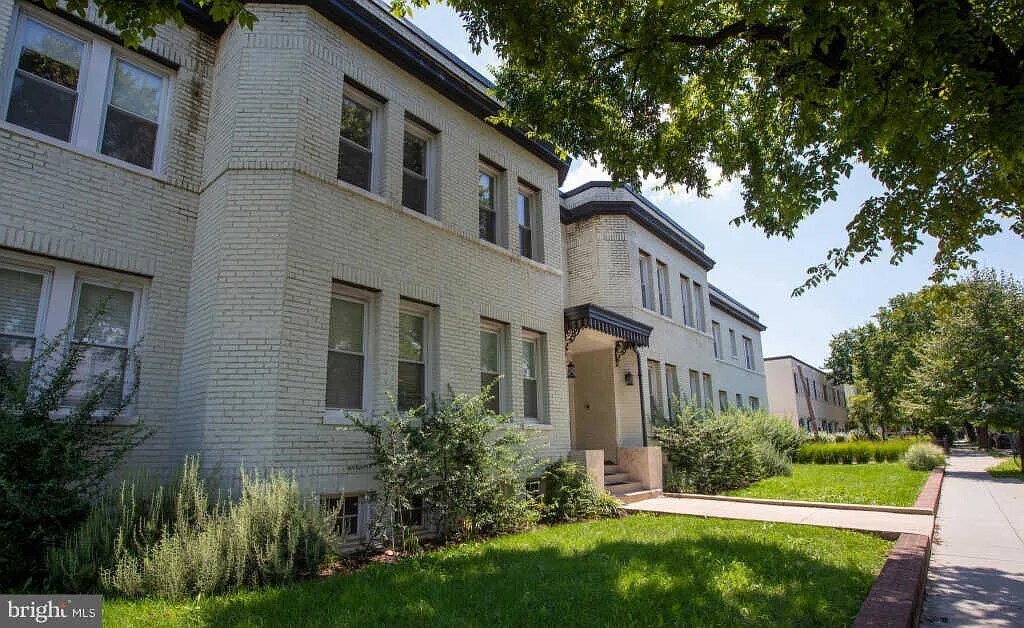 2 17th St SE, Unit 202 in Washington, DC - Foto de edificio
