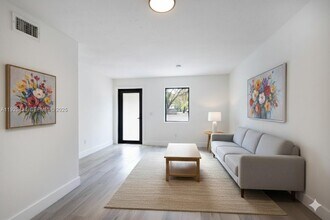 37 NW 59th St in Miami, FL - Foto de edificio - Building Photo