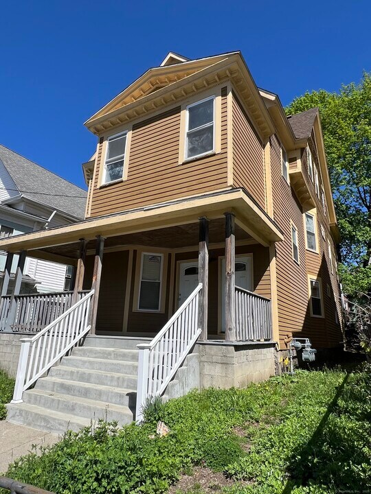 210 Woodlawn Terrace-Unit -3rd Floor in Waterbury, CT - Foto de edificio