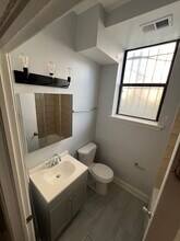 2358 E 70th Pl in Chicago, IL - Foto de edificio - Building Photo