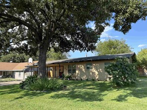 448 Elm Dr in Kingsland, TX - Foto de edificio - Building Photo