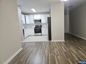 905 River Rd in Edgewater, NJ - Building Photo - Building Photo