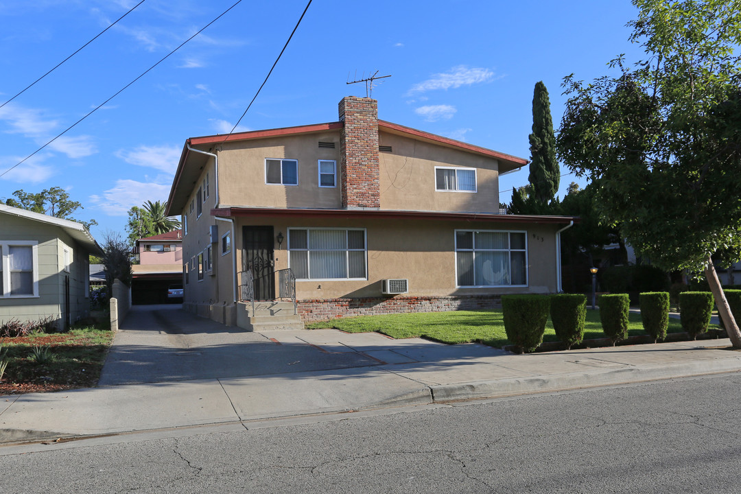 913 E Windsor Rd in Glendale, CA - Building Photo