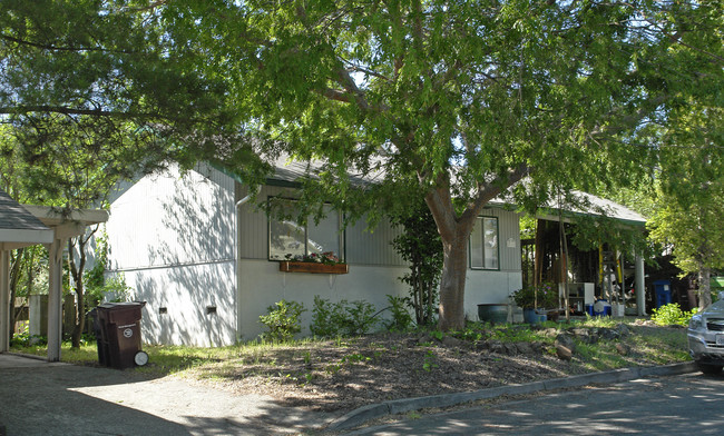 711-713 Picnic Ln in Walnut Creek, CA - Foto de edificio - Building Photo