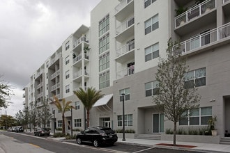 Village Place Apartments Senior Community- in Fort Lauderdale, FL - Foto de edificio - Building Photo