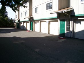 Maple Court Apartments in Lakewood, WA - Building Photo - Building Photo