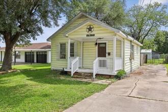 1013 N 20th St in Nederland, TX - Building Photo - Building Photo