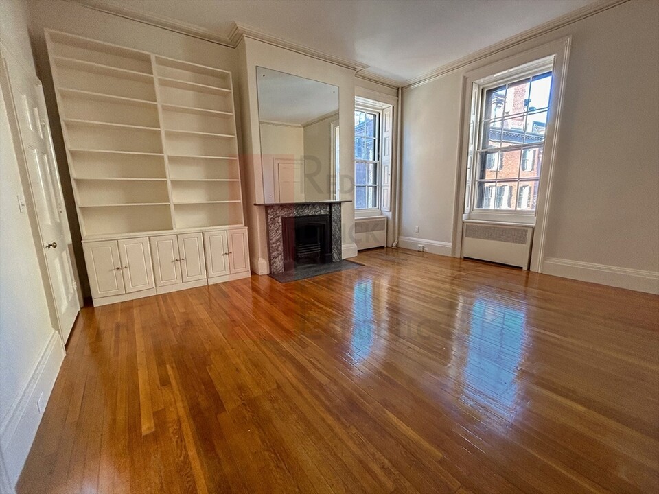 18 Mt Vernon St in Boston, MA - Building Photo