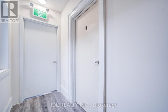 5 Sorauren Ave in Toronto, ON - Building Photo - Building Photo