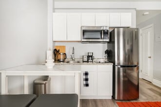 240 W 73rd St, Unit ID1022064P in New York, NY - Building Photo - Building Photo