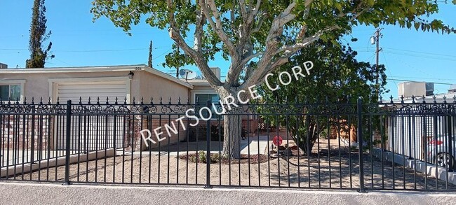 1005 Elizabeth St in Barstow, CA - Foto de edificio - Building Photo