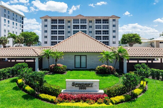 Spindrift Club in Naples, FL - Foto de edificio - Building Photo