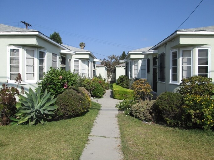 2237-2241 S Burnside Ave in Los Angeles, CA - Building Photo