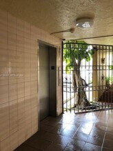 8889 Fontainebleau Blvd in Miami, FL - Building Photo - Building Photo