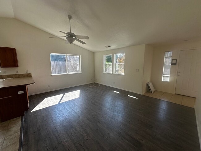 995 Rolling Hills Rd in Roseburg, OR - Building Photo - Building Photo