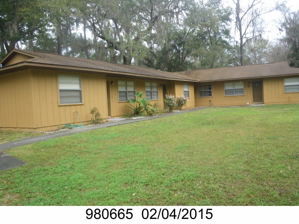 20022 Suncrest Dr in Brooksville, FL - Foto de edificio
